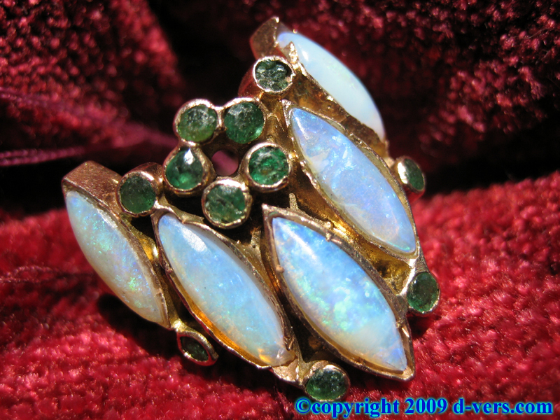 Antique opal ring from the 1980s with 14K Yellow Gold 